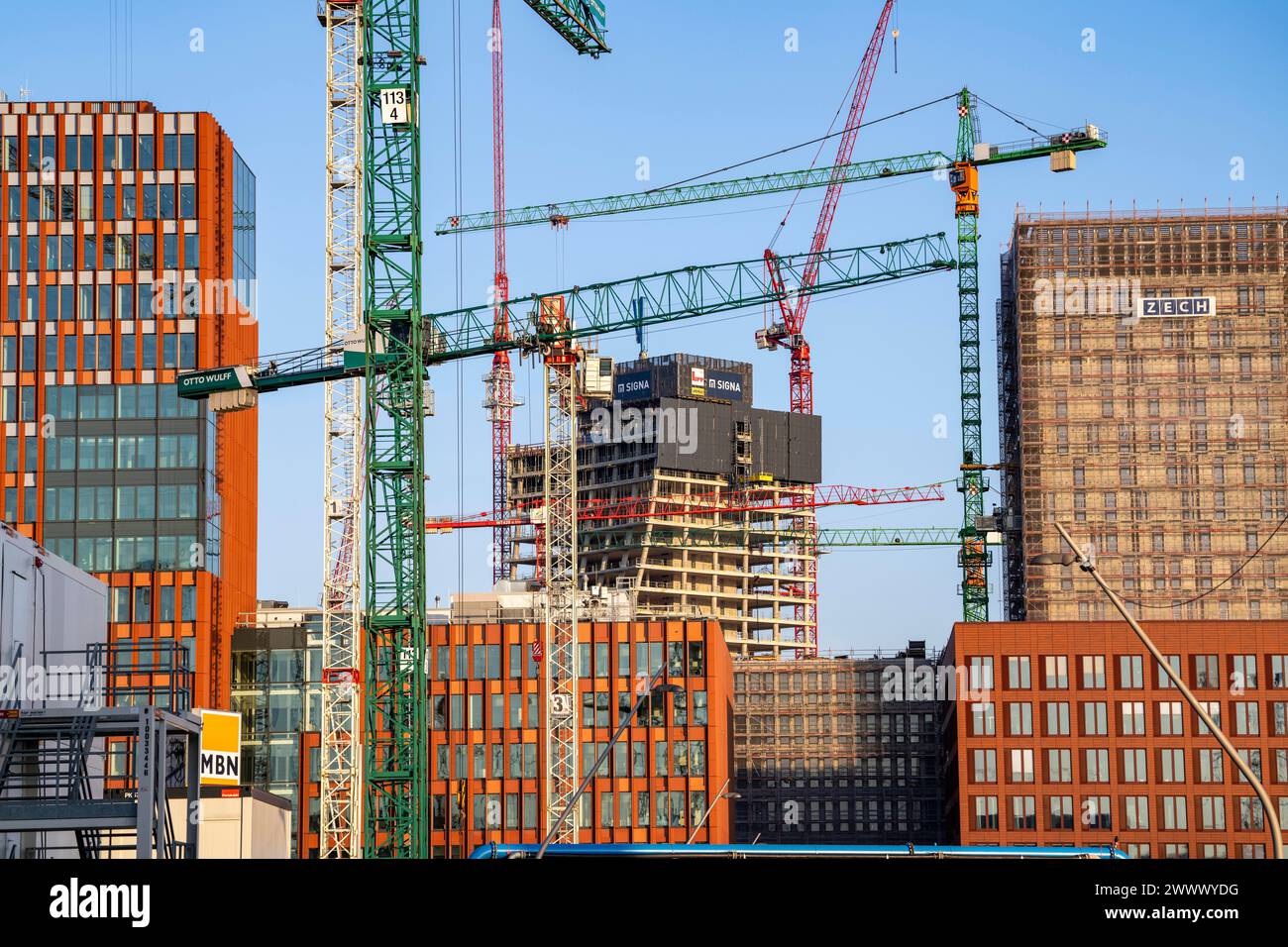 Baustellen im Osten der Hafencity Hamburg, Bürogebäude, neuer Stadtteil an der Elbe, auf dem Gelände des ehemaligen Freihafens, Wohneinheiten Stockfoto