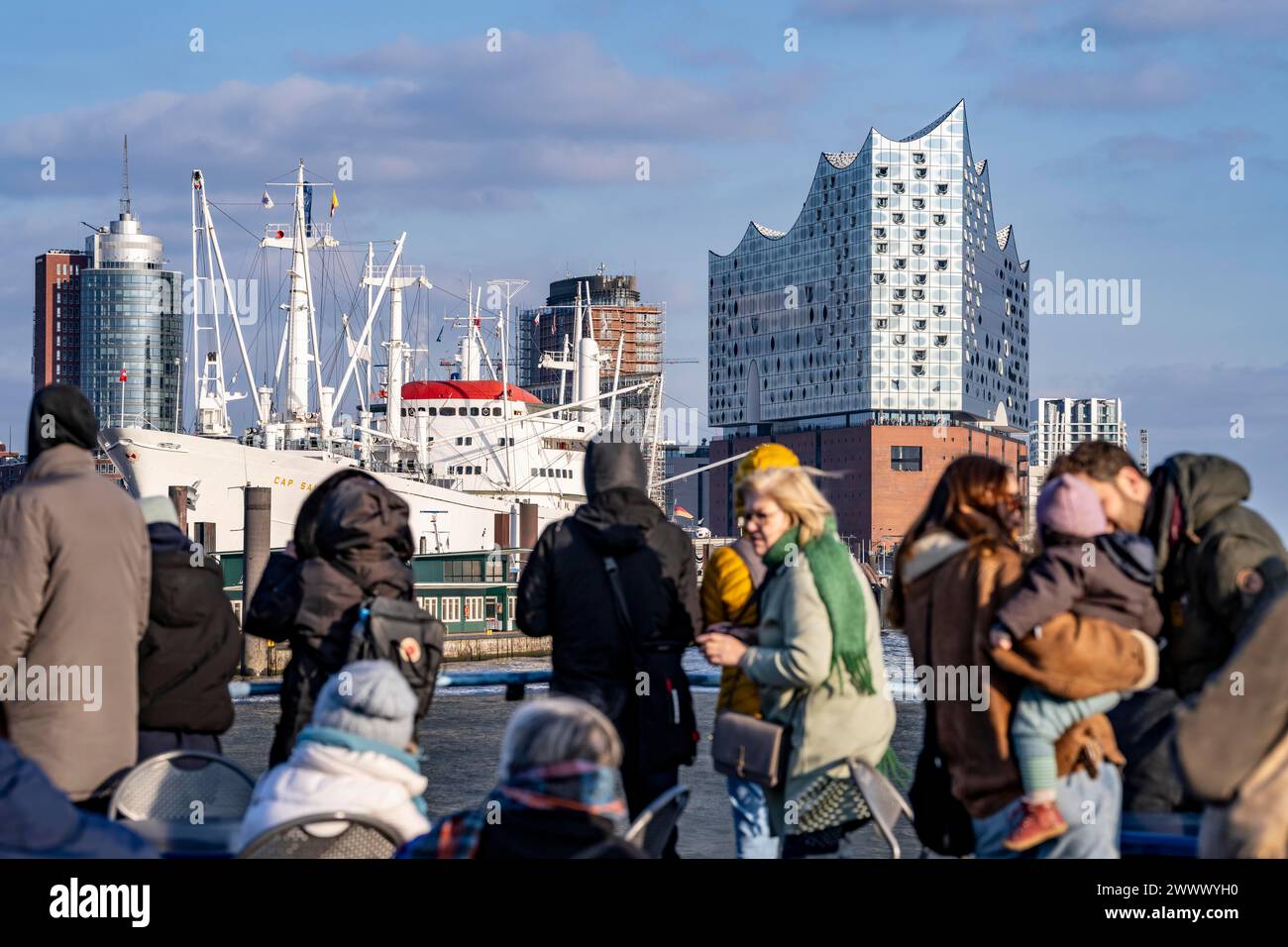 Ausflug mit der HADAG Hafenfähre auf der Elbe, Elbphilharmonie, Museumsschiff Cap San Diego, Hamburg, Deutschland Stockfoto