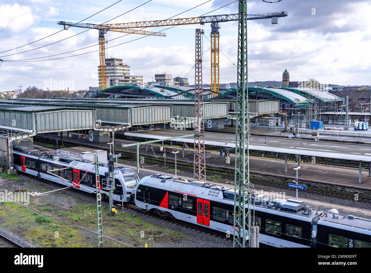 Modernisierung des Duisburger Hauptbahnhof, die Bahnsteige der 13 Gleise werden erneuert, die alten Flachdächer durch eingewelltes Stahl- und Glasdach ersetzt, der Umbau erfolgt im laufenden Betrieb, immer ein Bahnsteig ist gesperrt, die Umbau Maßnahme solle bis 2028 fertig sein, Duisburg NRW, Deutschland, Modernisierung HBF Duisburg *** Modernisierung des Duisburger Hauptbahnhofs, die Bahnsteige der 13 Gleise werden erneuert, die alten Flachdächer werden durch Wellblech- und Glasdächer ersetzt, der Umbau erfolgt im laufenden Betrieb, ein Bahnsteig ist immer geschlossen, der Stockfoto