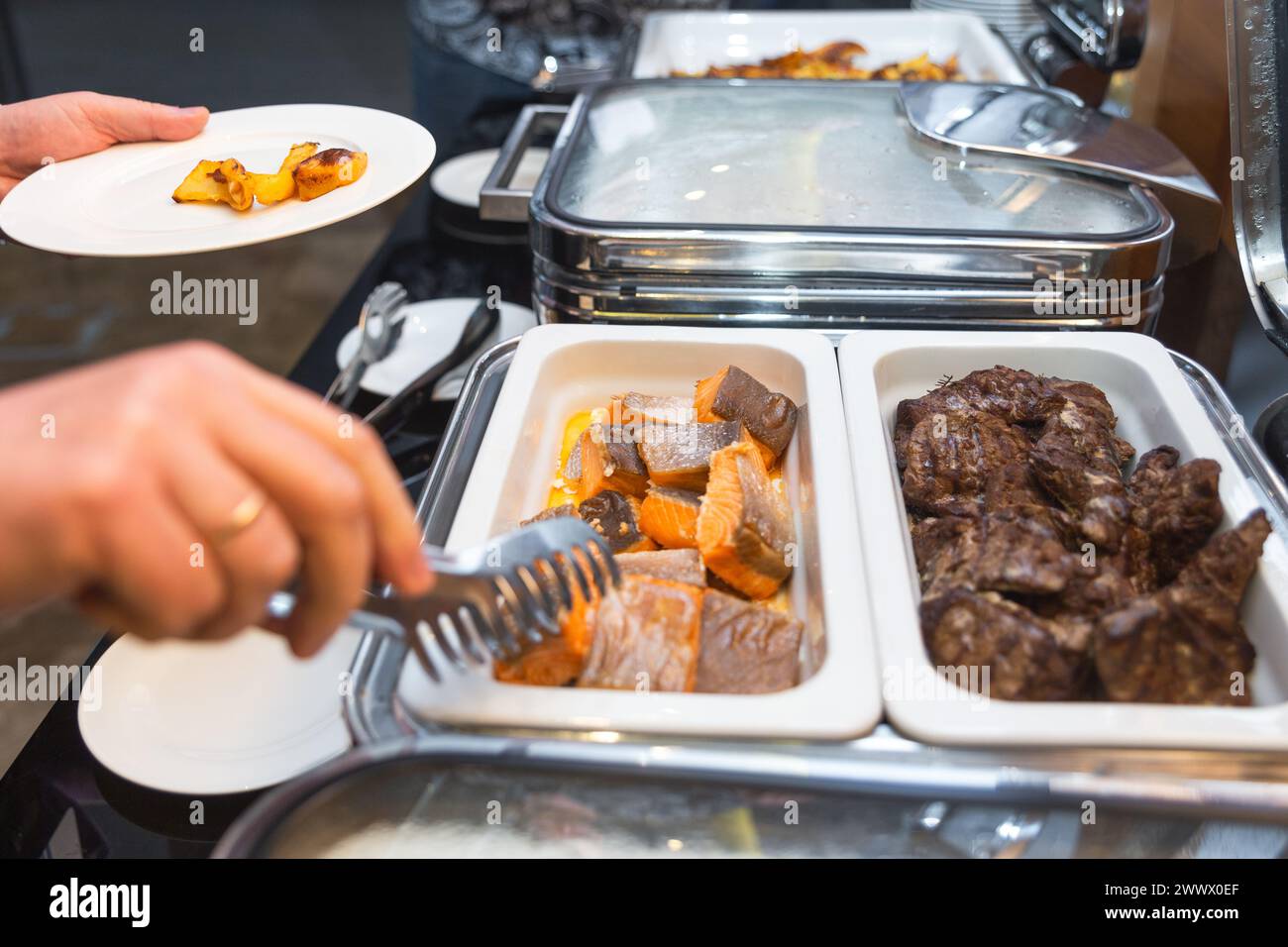 Die Teilnehmer des Business Seminars wählen während der Mittagspause in einem Selbstbedienungs-Buffetrestaurant Speisen aus Stockfoto