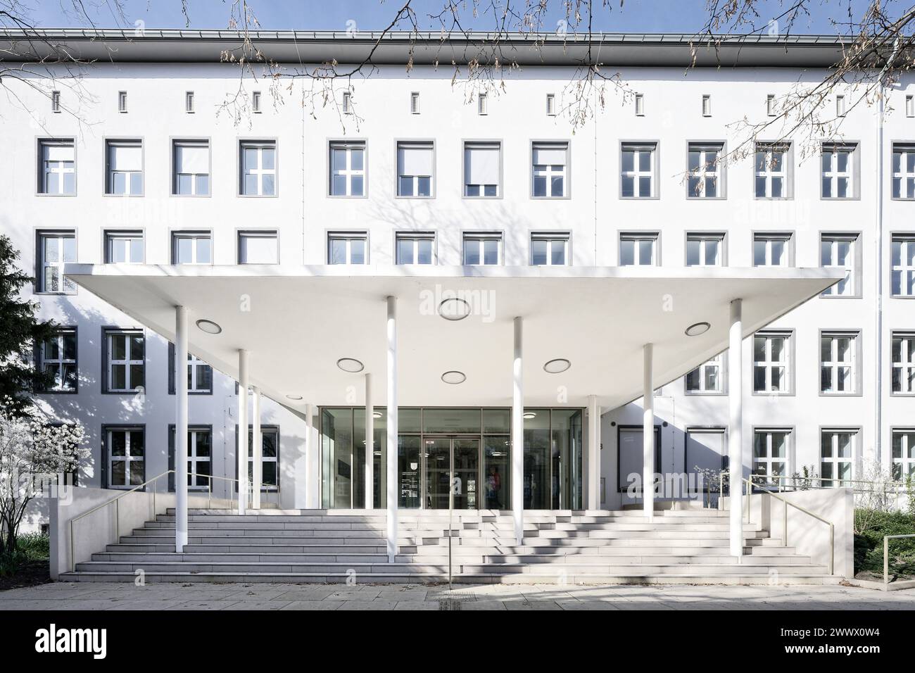 Köln, 25. März 2024: Eingangsbereich des Gebäudes des Arbeitsgerichts, des Landesarbeitsgerichts und des ITD NRW im kölner Stadtteil agnes Stockfoto