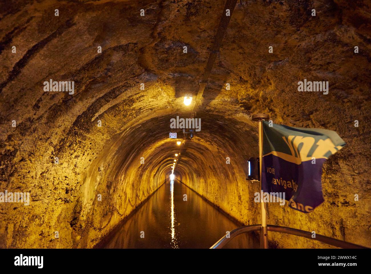 Freizeitbootfahrten auf dem Kanaltunnel von Saint-Albin an der Saone Stockfoto