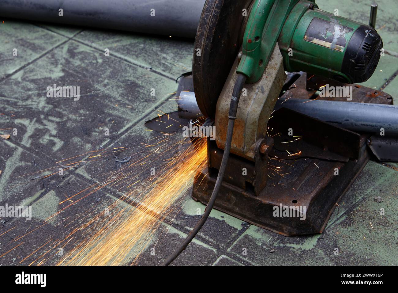 Eine Gleitmittel-Gehrungssäge mit Rundklinge zum Schneiden von Metallrohren Stockfoto