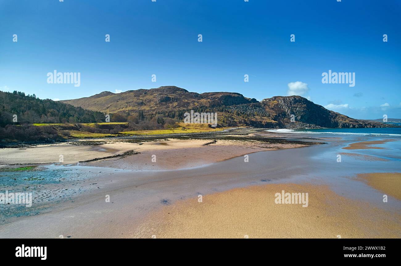 Gruinard Bay Wester Ross Scotland blauer Himmel über dem ausgedehnten Sandstrand und den Klippen bei Ebbe Stockfoto