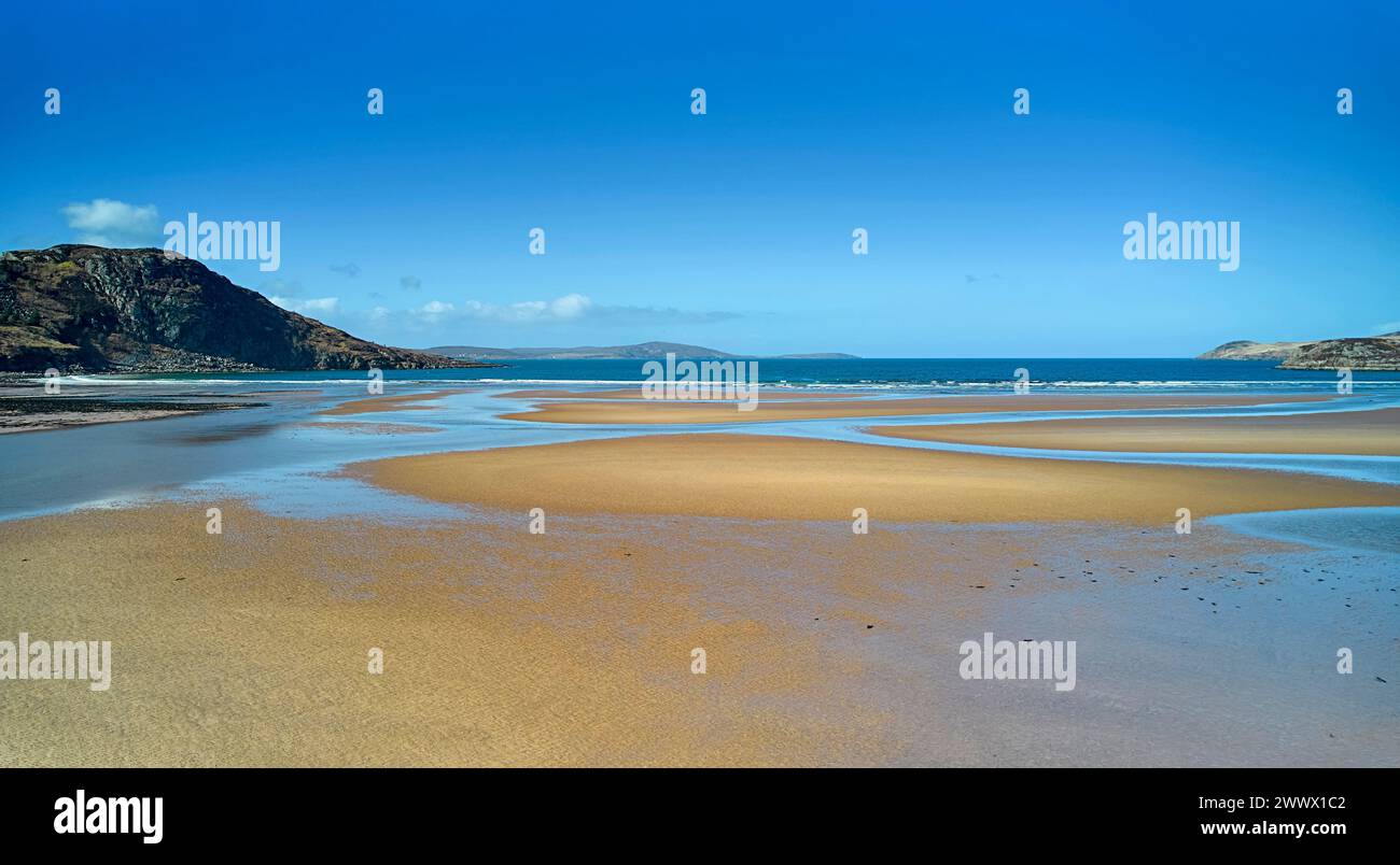 Gruinard Bay Wester Ross Scotland blauer Himmel über dem ausgedehnten Sandstrand bei sehr Ebbe Stockfoto