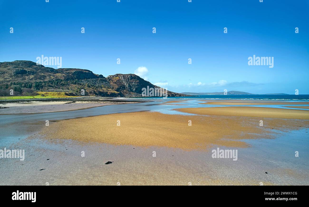 Gruinard Bay Wester Ross Scotland blauer Himmel über dem Sandstrand bei Ebbe Stockfoto