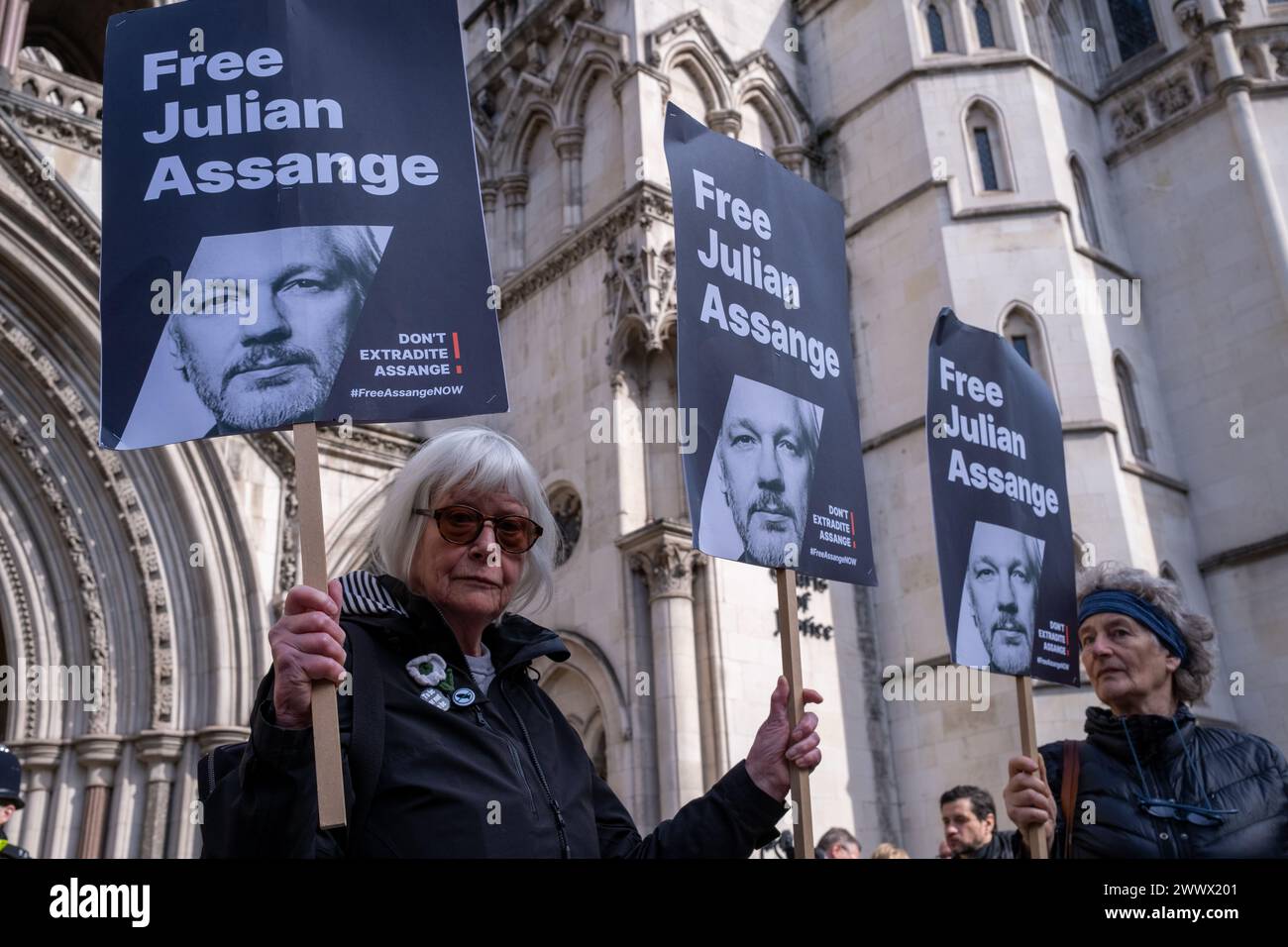 London, UK, 26. März 2024. Unterstützer versammeln sich vor den Royal Courts of Justice in der City of London, um die Entscheidung über Julian Assanges AuslieferungsBerufung zu hören. Quelle: James Willoughby/Alamy Live News Stockfoto
