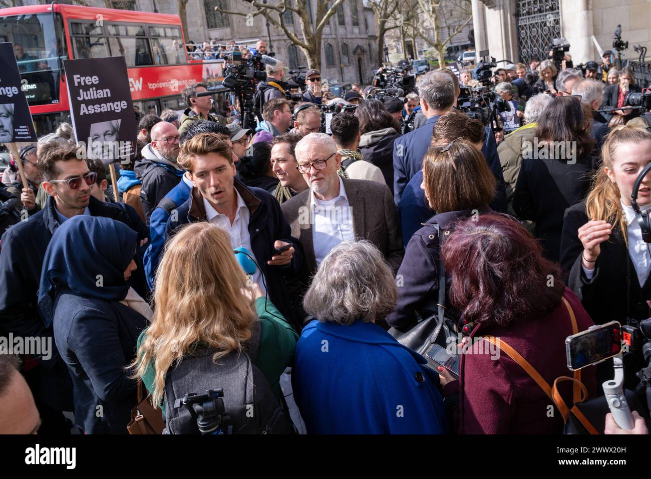 London, UK, 26. März 2024. Unterstützer versammeln sich vor den Royal Courts of Justice in der City of London, um die Entscheidung über Julian Assanges AuslieferungsBerufung zu hören. Quelle: James Willoughby/Alamy Live News Stockfoto