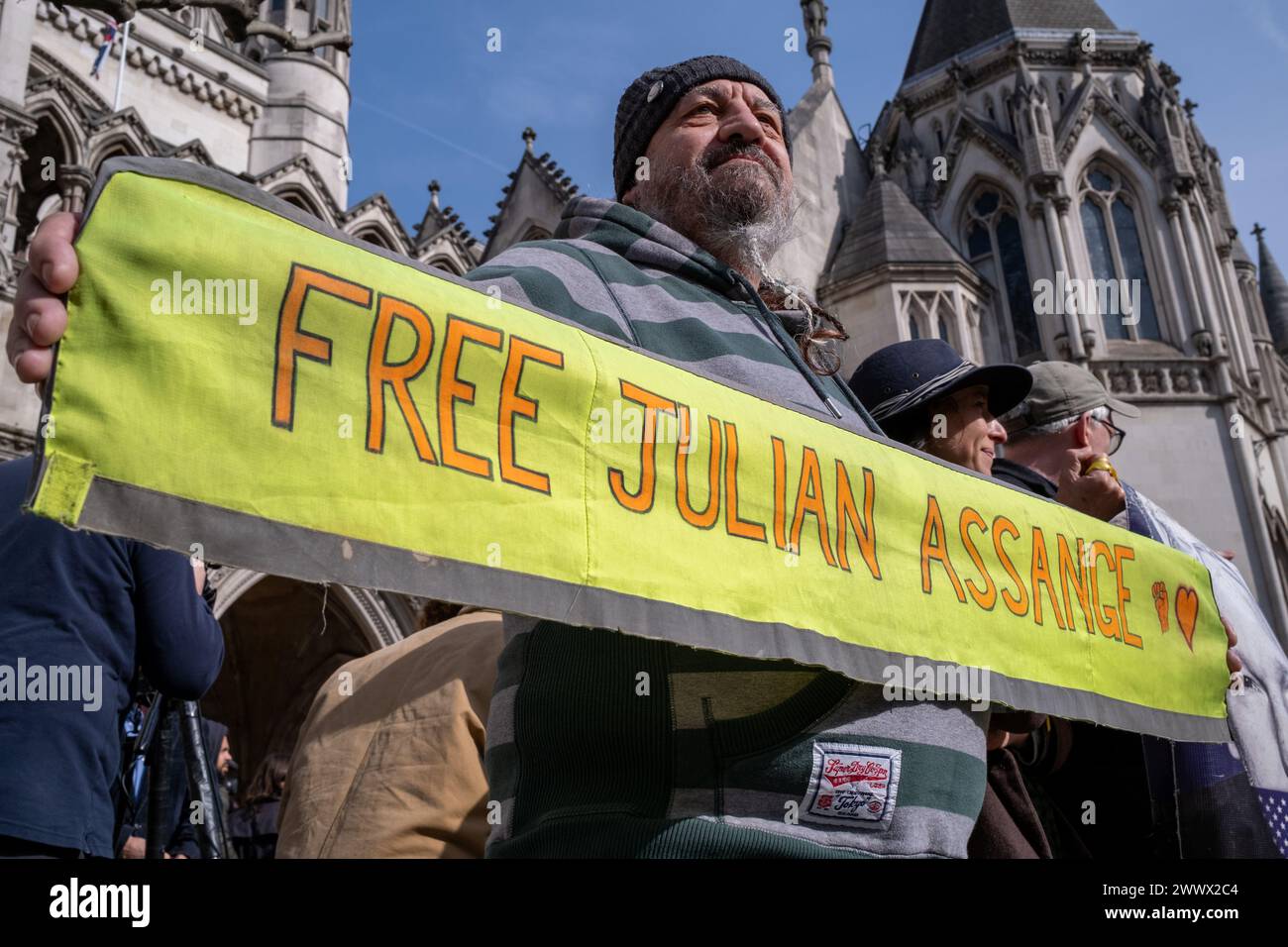 London, UK, 26. März 2024. Unterstützer versammeln sich vor den Royal Courts of Justice in der City of London, um die Entscheidung über Julian Assanges AuslieferungsBerufung zu hören. Quelle: James Willoughby/Alamy Live News Stockfoto
