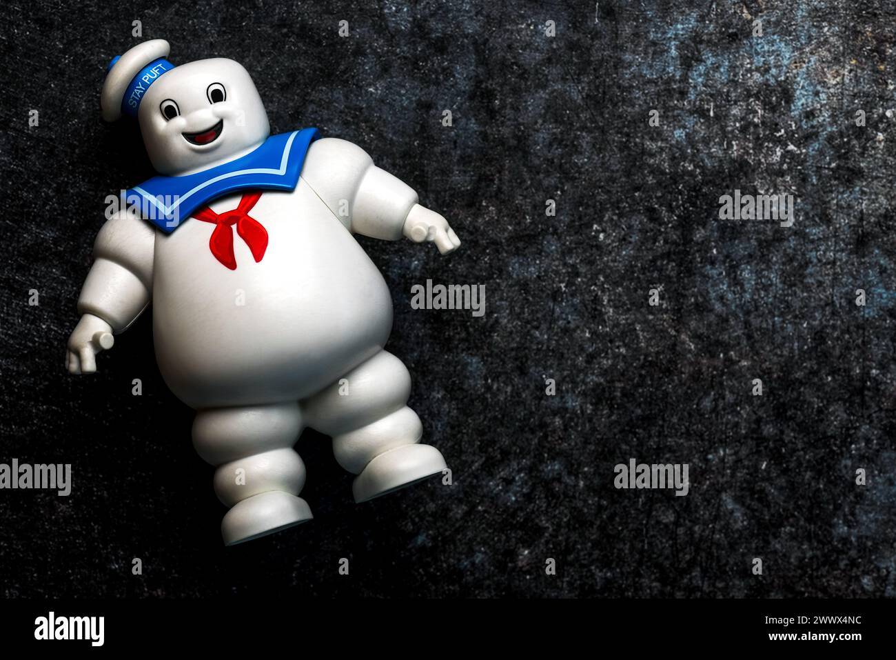 Playmobil Stay Puft Marshmallow Mann Figur des Films Ghostbusters mit Platz für Text über dunklem Hintergrund. Illustrativer Leitartikel Stockfoto