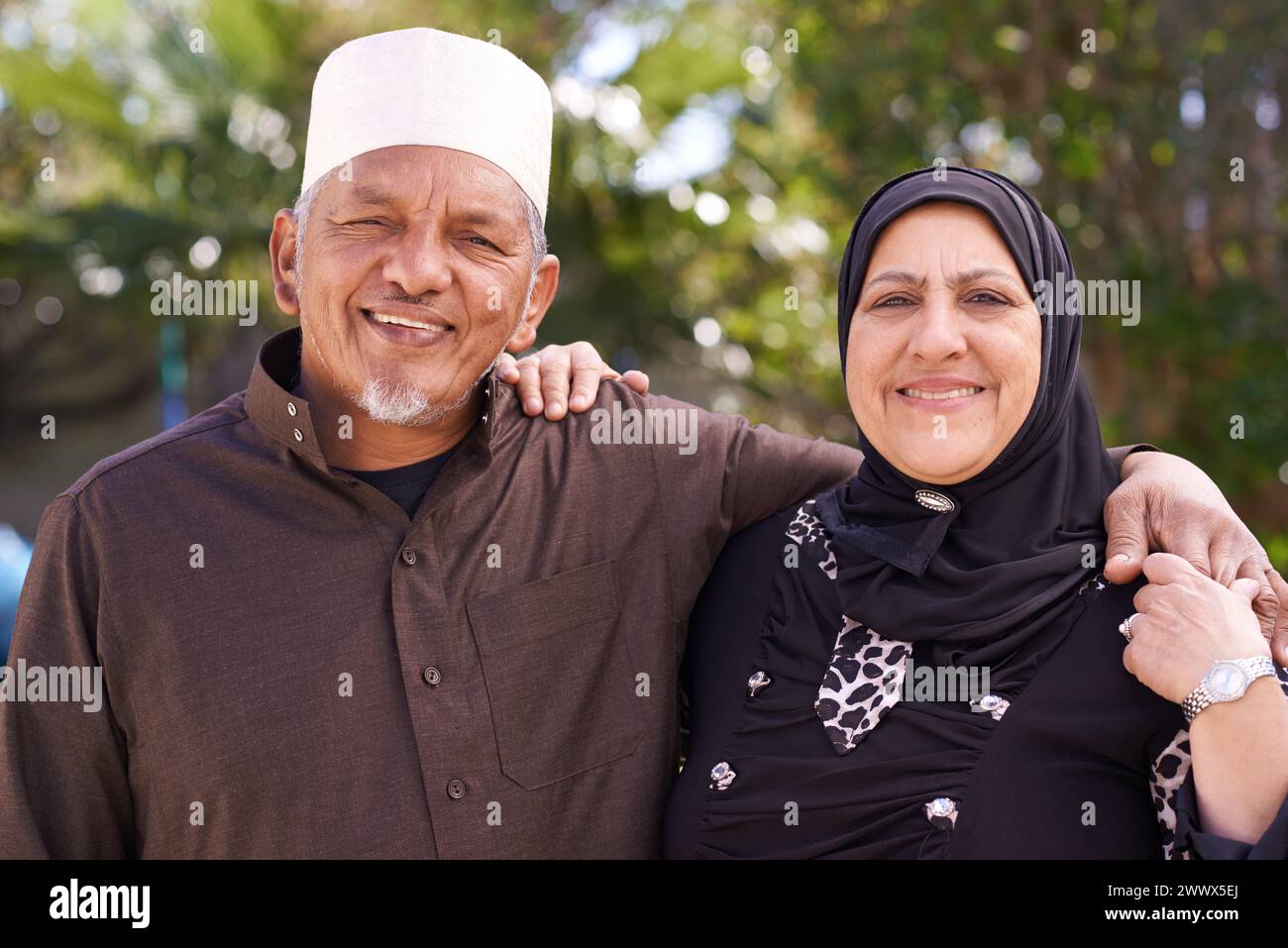 Seniorenpaar, muslimisch und umarmt mit Porträt, Garten und Ramadan für Kultur, Tradition und Ruhestand. Reifes, islamisches Volk und glückliche Ehe mit Stockfoto