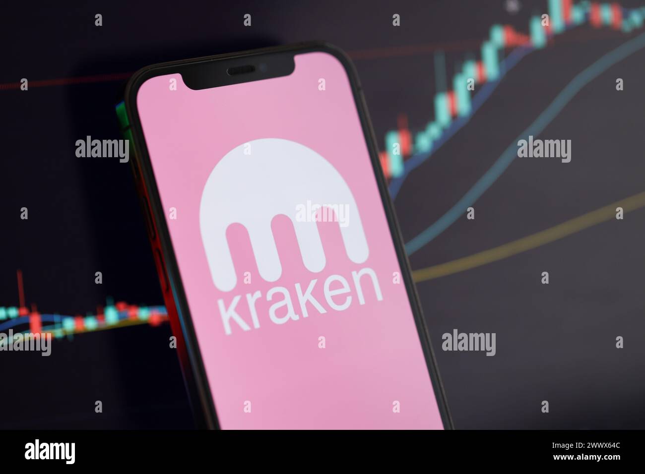 KIEW, UKRAINE - 15. MÄRZ 2024 Kraken-Logo auf iPhone-Display und Kryptowährungswertdiagramme. Portal für den Austausch von Kryptowährungen Stockfoto