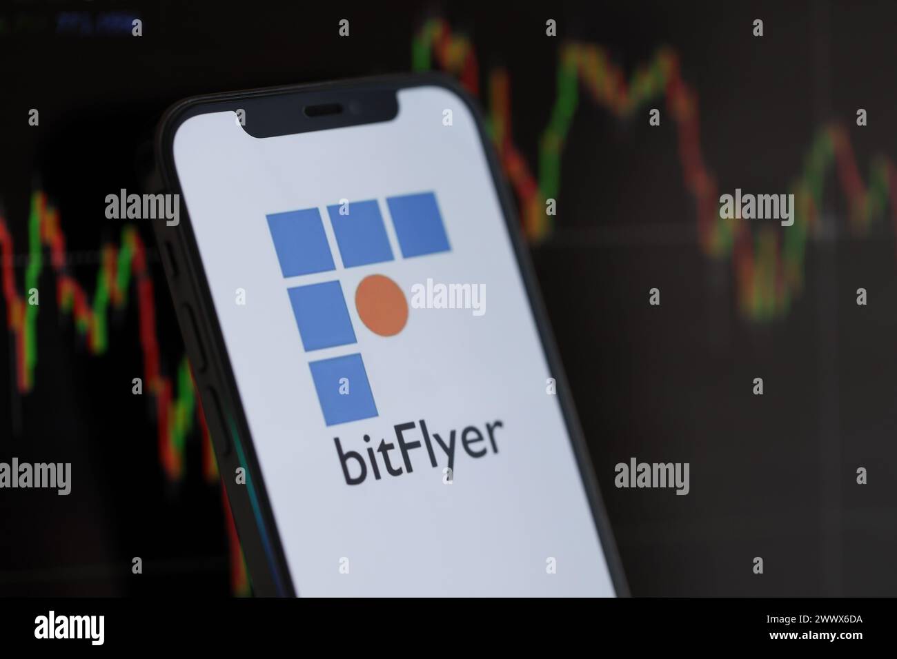 KIEW, UKRAINE - 15. MÄRZ 2024 Btflyer-Logo auf dem iPhone-Display und Kryptowährungswertdiagrammen. Portal für den Austausch von Kryptowährungen Stockfoto
