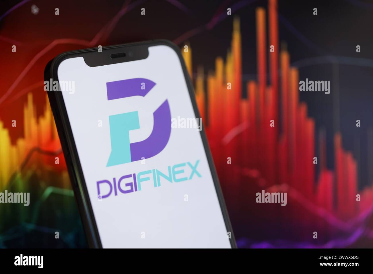 KIEW, UKRAINE - 15. MÄRZ 2024 Digifinex-Logo auf dem iPhone-Display und Kryptowährungswertdiagrammen. Portal für den Austausch von Kryptowährungen Stockfoto