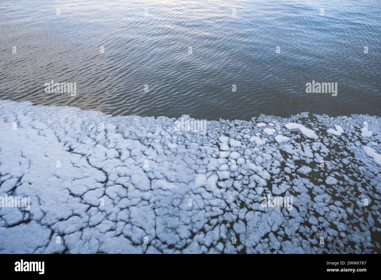 Das Eis, das auf der Oberfläche des ruhigen Wassers schwimmt Stockfoto