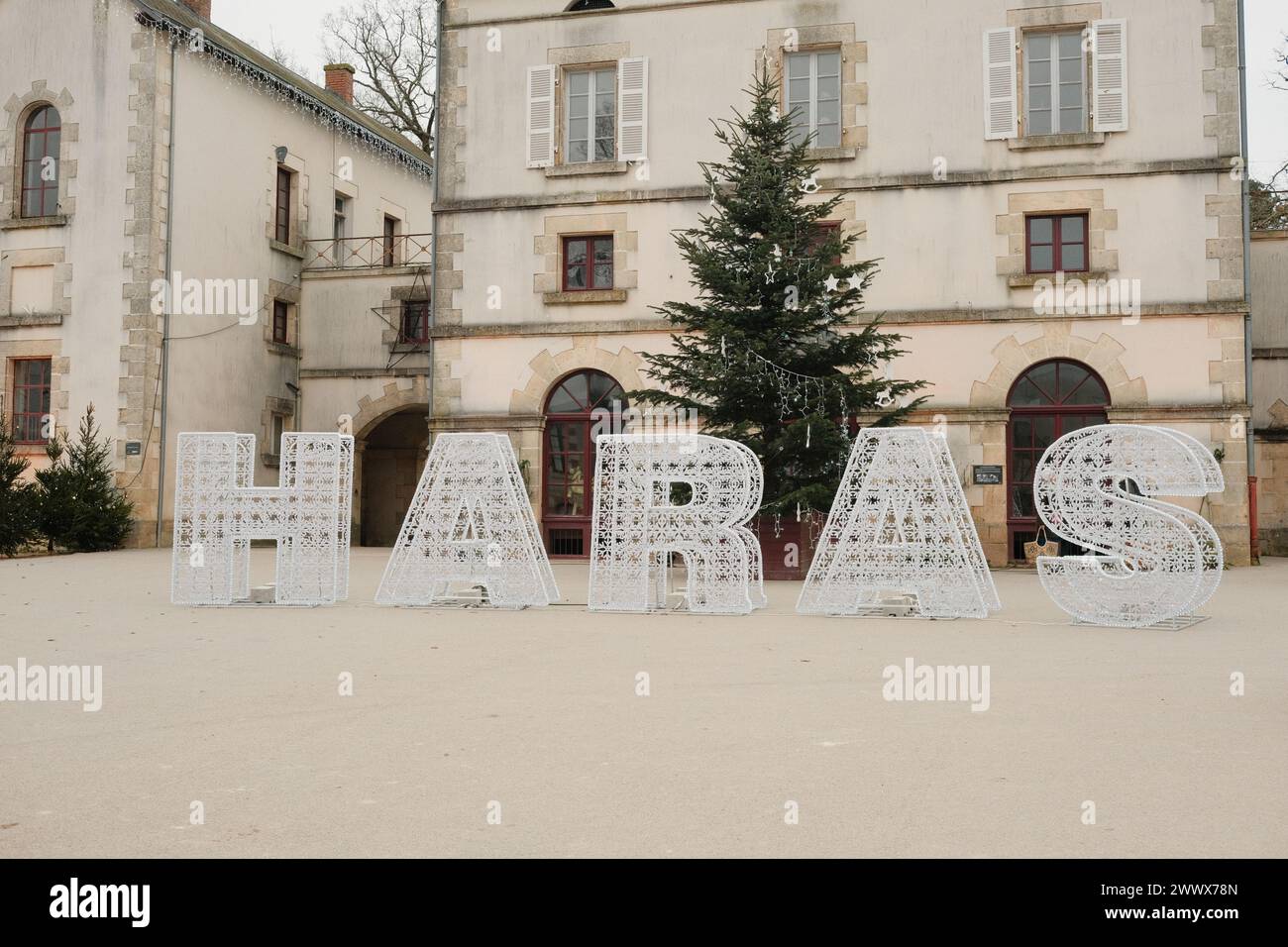 Die großen Buchstaben in der Nähe eines Gebäudes in La Roche Sur Yon Stockfoto
