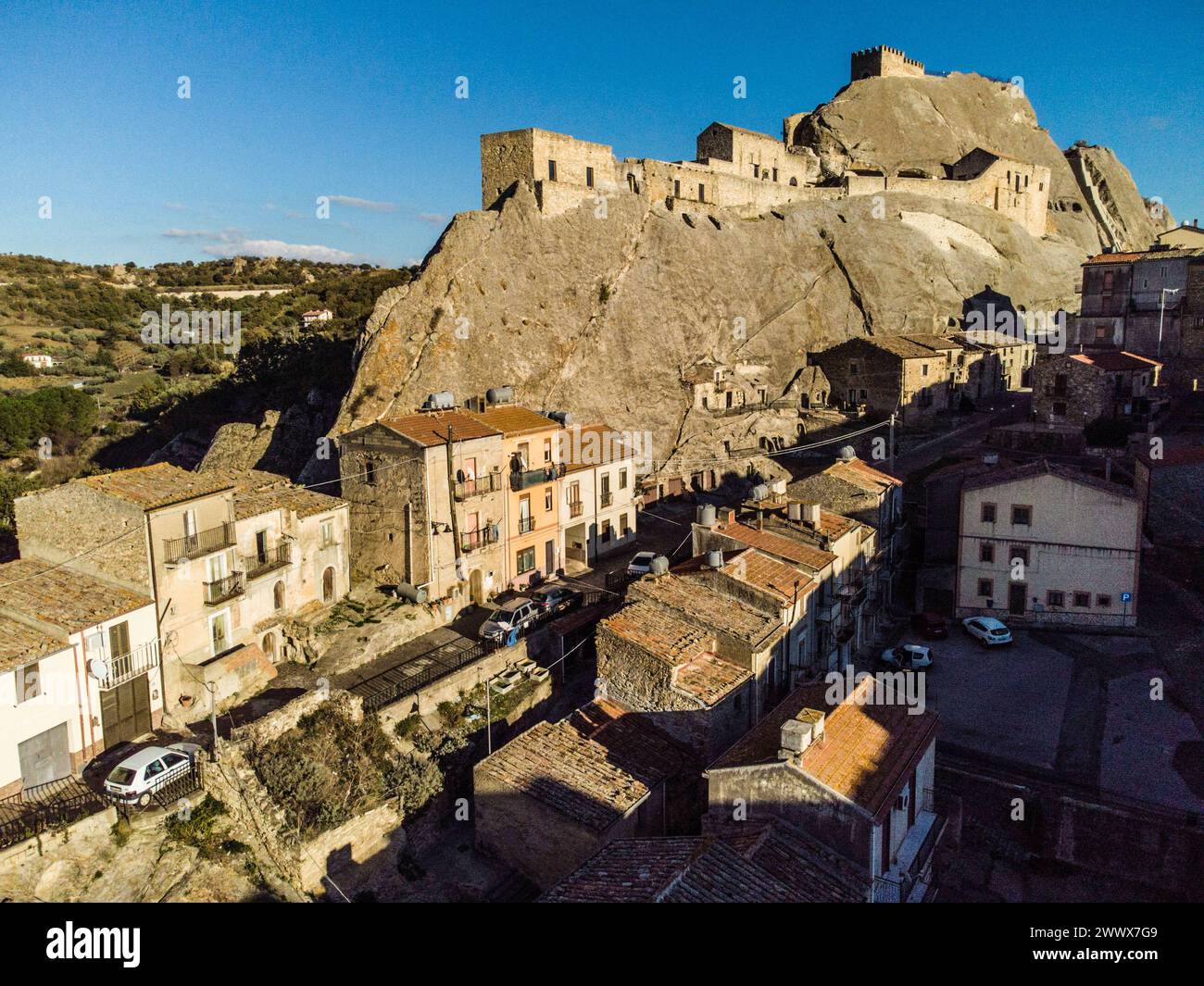 In Tuffstein bauen sind alte Häuser und Höhlen in Sperlinga Enna, Sizilien, Italien. Das Dorf Sperlinga das n den Fels gebaut wurde *** Alte Häuser und Höhlen aus Tuffstein in Sperlinga Enna, Sizilien, Italien das Dorf Sperlinga wurde in den Felsen gebaut Stockfoto