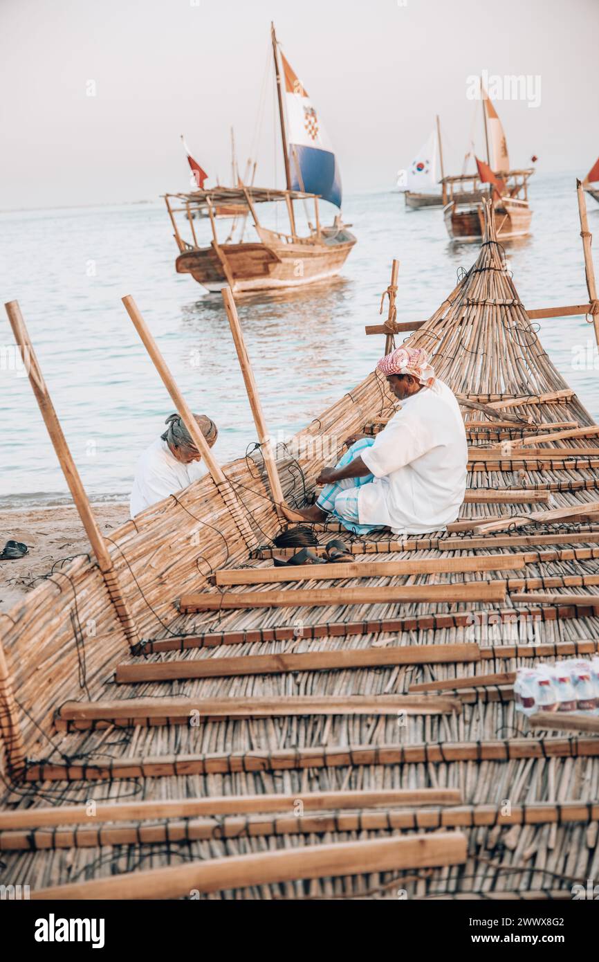 Dhow Holzbootmacher. Bau von Dhow-Booten. Stockfoto