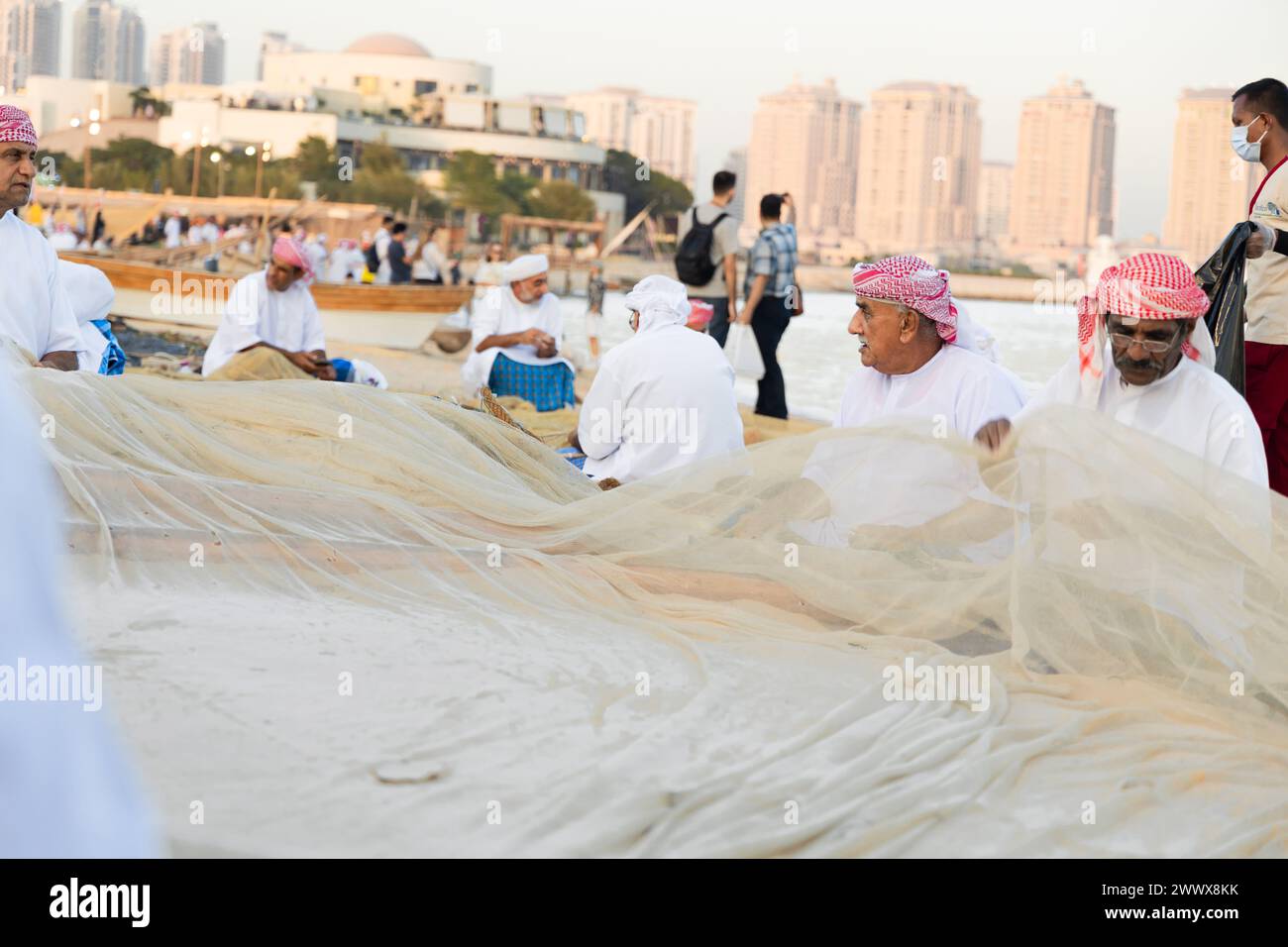 Der alte Oman macht ein Netz während des Dhow Festivals im Dorf Katara. Stockfoto