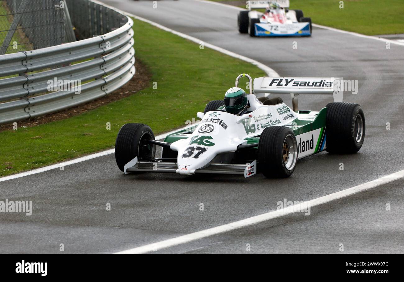 Werner D’Ansembourg fuhr seinen White and Green, 1981, Williams FW07C zurück in die Boxengassen, nach dem Masters Racing Legends Formel 1 Race ('66 -'85) Stockfoto