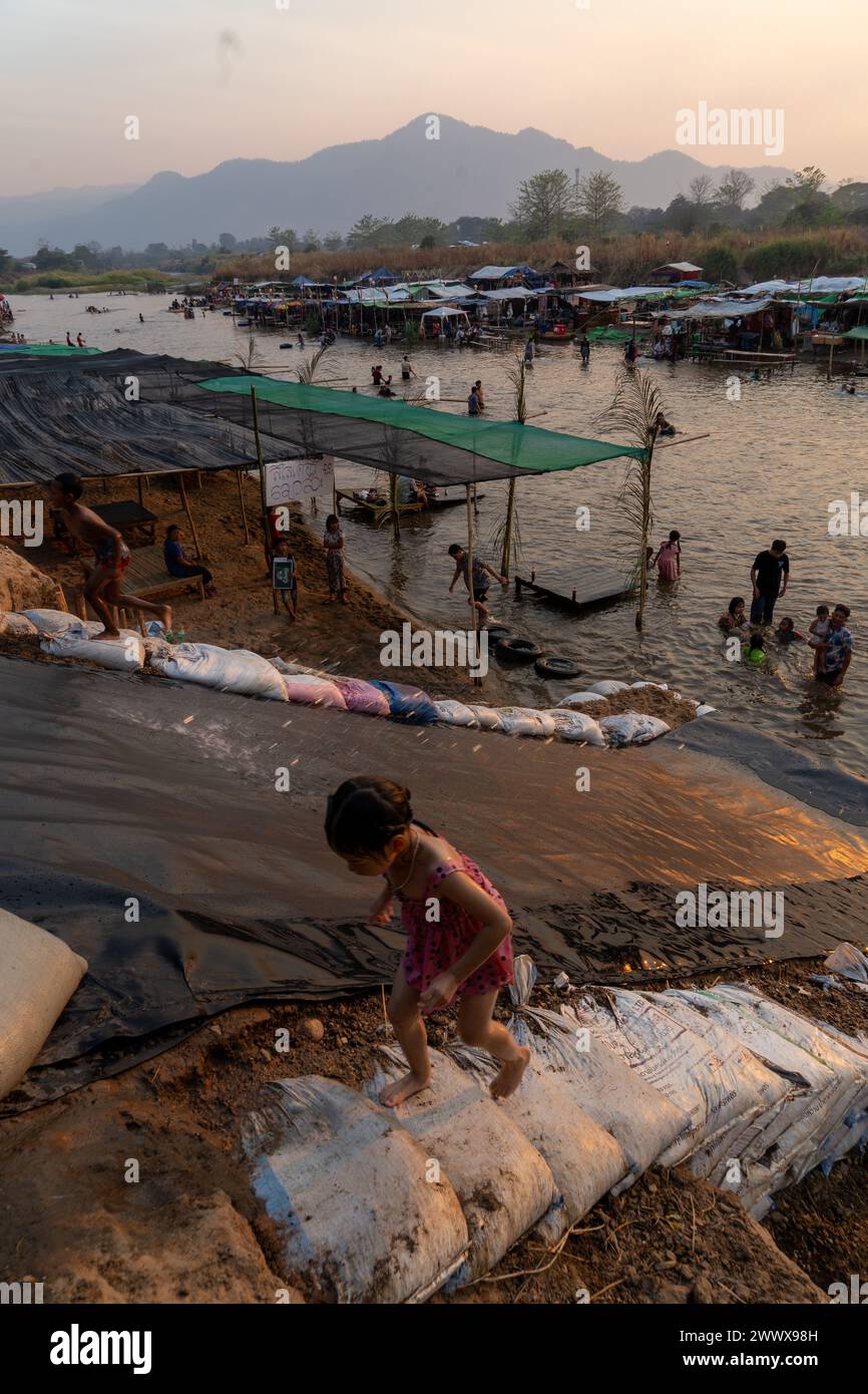 Thailändische und burmesische Familien schwimmen und spielen an der Grenze zwischen Thailand und Myanmar Moei in der Nähe von Mae SOT, Thailand Stockfoto