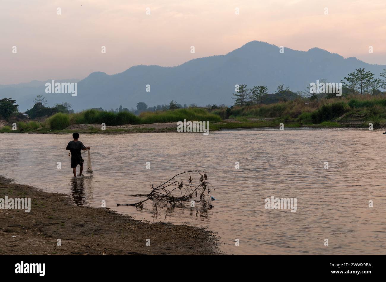Fischer an der Grenze zwischen Thailand und Myanmar Moei in der Nähe von Mae SOT, Thailand Stockfoto