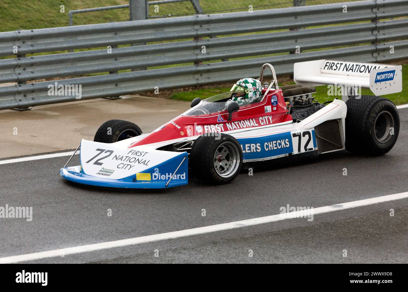 Matthew Wrigley fuhr sein Blue and White, 1976, Penske PC3, zurück in die Pits, nach dem Masters Racing Legends Formel 1 Rennen ('66 -'85) Stockfoto