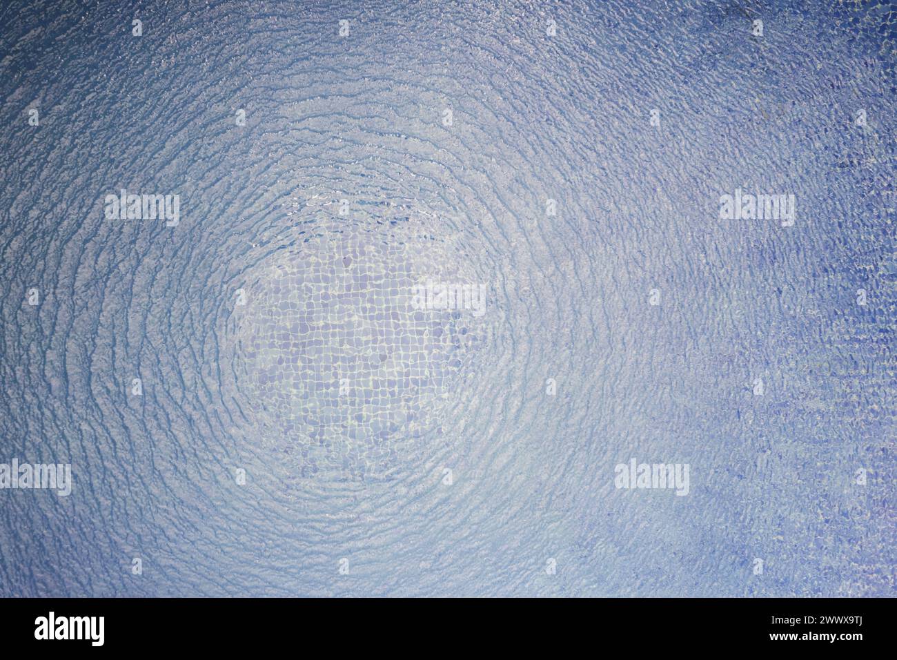 Ringförmige Wellen auf der Wasseroberfläche des Pools über der Draufsicht Stockfoto