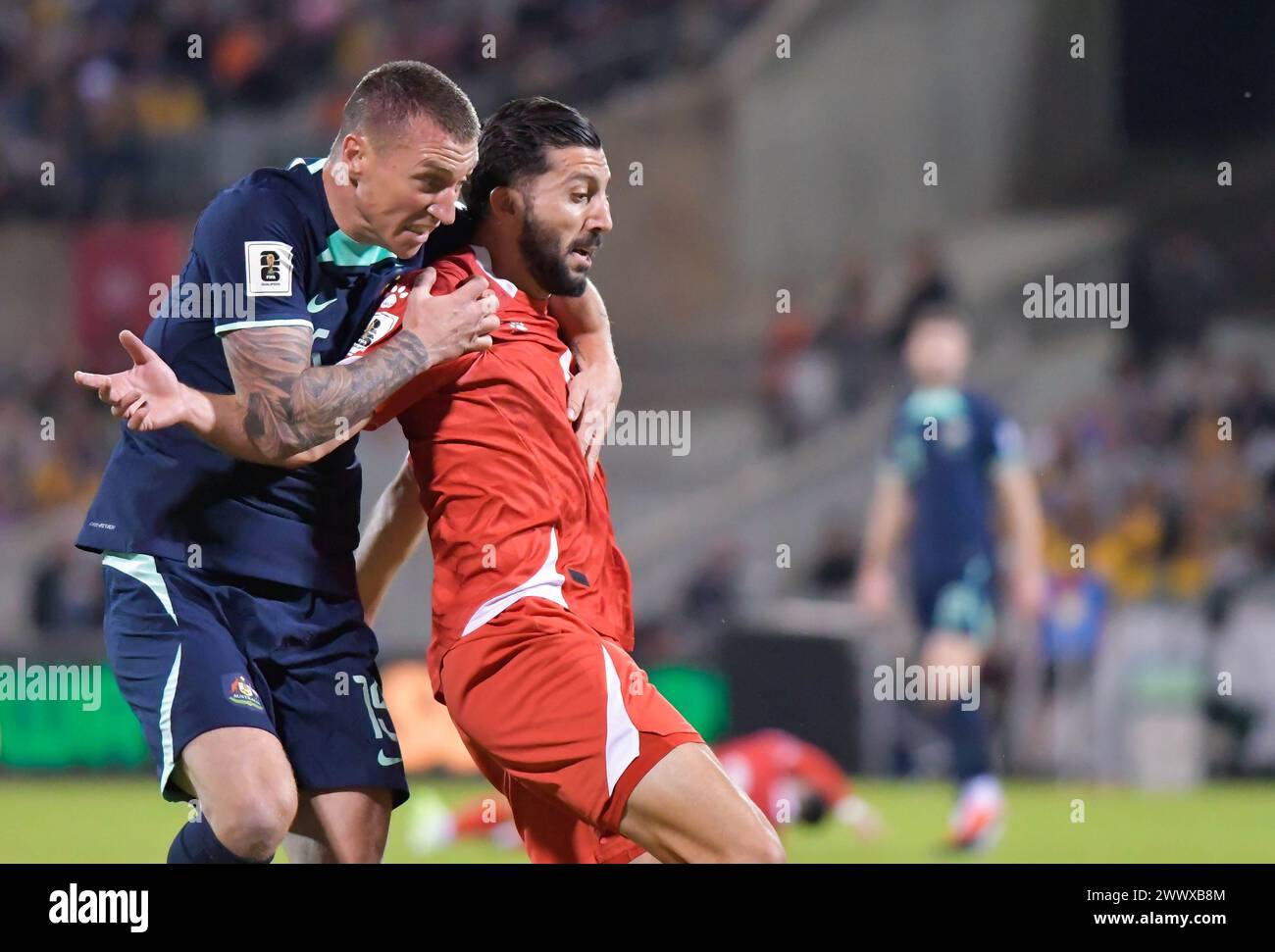 Canberra, Australien. 27. März 2024 Hassan Chaitou verteidigt Mitchell Duke of Australia während des WM-Qualifikationsspiels Libanon gegen Australien. Quelle: Kleber Osorio/Alamy Live News Stockfoto