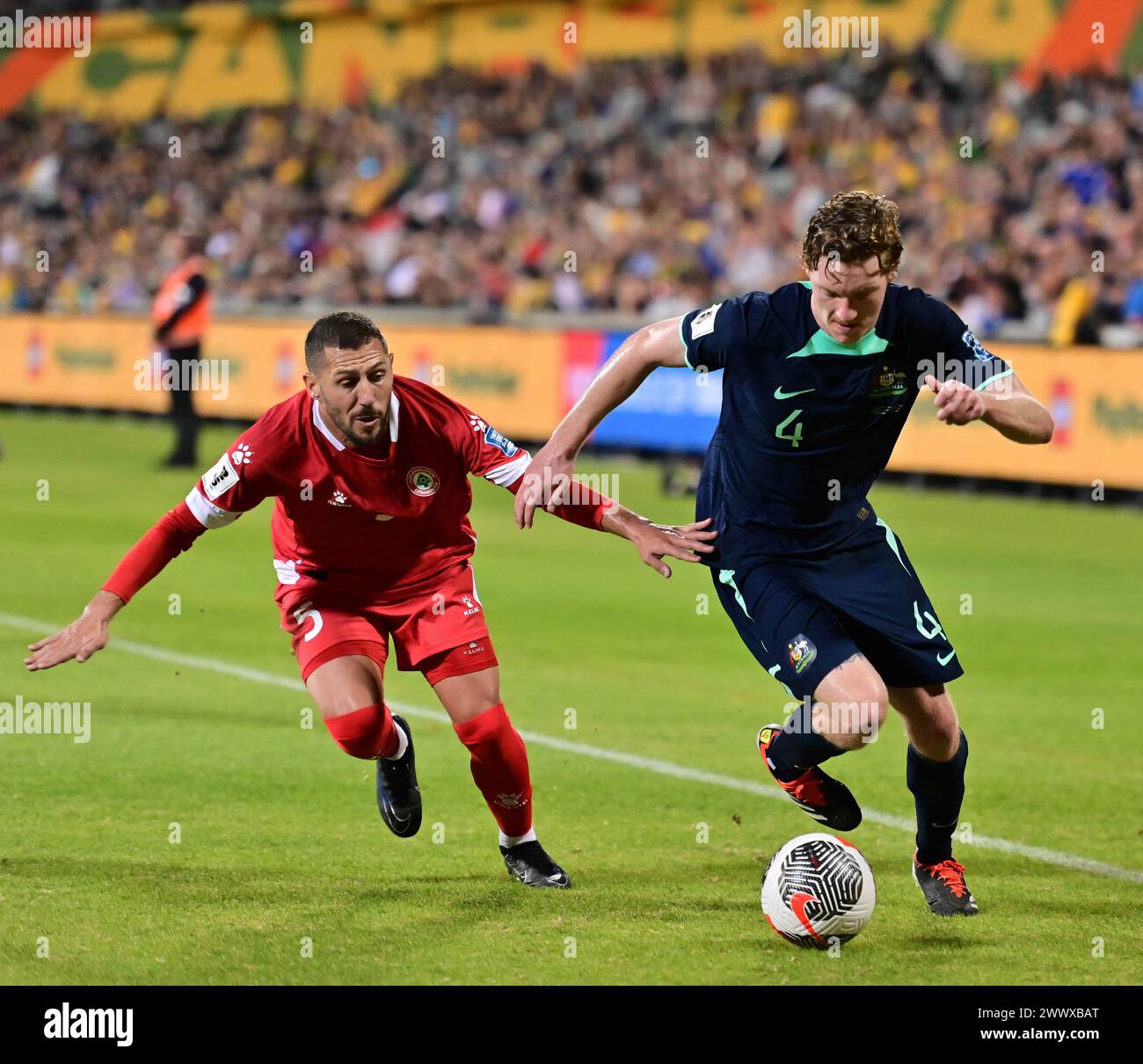 Canberra, Australien. 27. März 2024 Kye Rowles passiert Nassar Nassar während des WM-Qualifikationsspiels Libanon gegen Australien. Quelle: Kleber Osorio/Alamy Live News Stockfoto Canberra, Australien. 27. März 2024 Kye Rowles passiert Nassar Nassar während des WM-Qualifikationsspiels Libanon gegen Australien. Quelle: Kleber Osorio/Alamy Live News Stockfoto