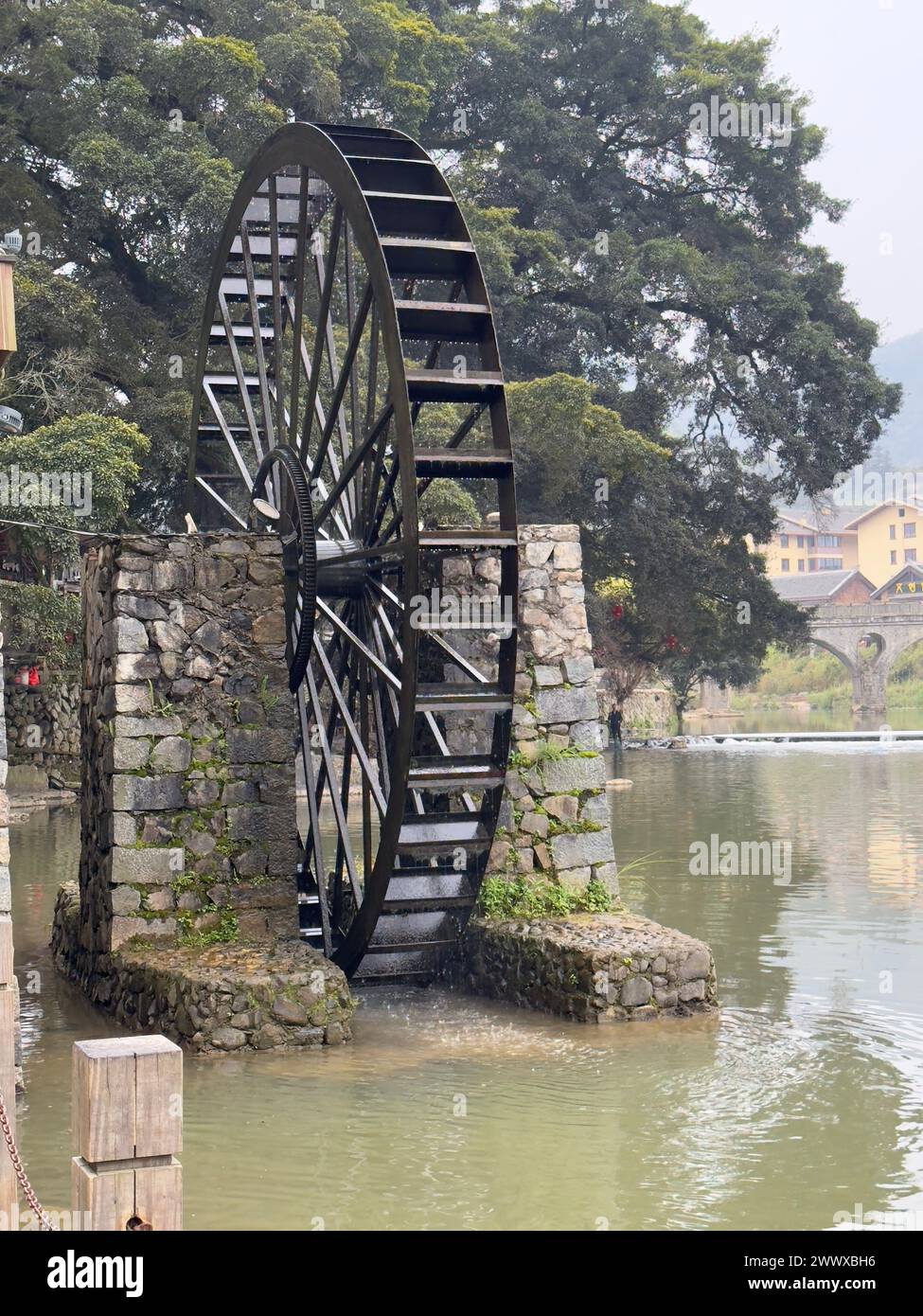 Großes Wasserrad an einem See in China Stockfoto