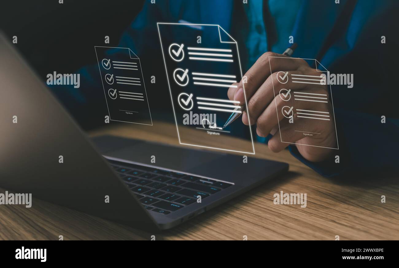 Geschäftsleute verwenden die Schreibschrift eines Laptops auf elektronischen Online-Dokumenten, das Konzept der elektronischen Unterschrift, die Verwaltung von elektronischen Dokumenten, papierloser Arbeitsplatz, Papier Stockfoto