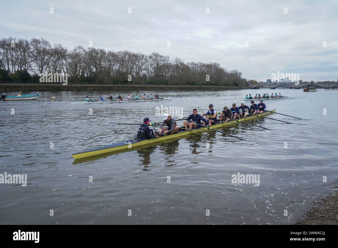London, UK 26 März 2024 die Oxford University Men's (ISIS) Crew während eines Trainings auf der Themse in Putney vor dem jährlichen University Boat Race am Samstag, den 30. März. Quelle: amer Gazzal/Alamy Live News Stockfoto