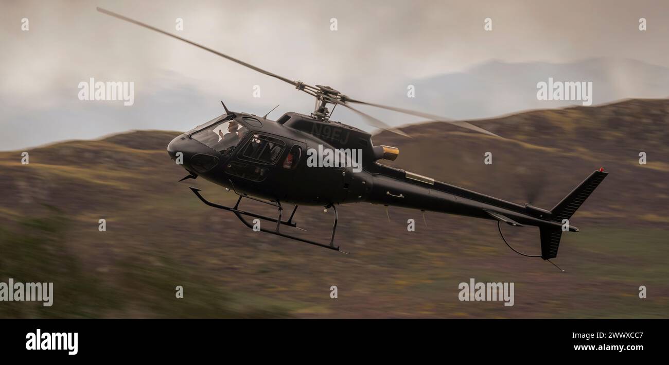 Die Dreharbeiten von Mission Impossible Dead Reckoning P1, Tom Cruise, der in einem AS350 B3 Ecureuil in Buttermere fliegt. Stockfoto