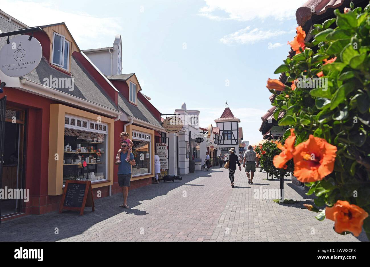Swakopmund. März 2024. Dieses am 25. März 2024 aufgenommene Foto zeigt einen Blick auf die Straße in Swakopmund, Namibia. Die Küstenstadt Swakopmund im Westen Namibias ist auf drei Seiten von Sand umgeben und bietet ein mildes und feuchtes Klima, was sie zu einem bevorzugten Urlaubsziel für Einheimische und Touristen macht. Quelle: Chen Cheng/Xinhua/Alamy Live News Stockfoto