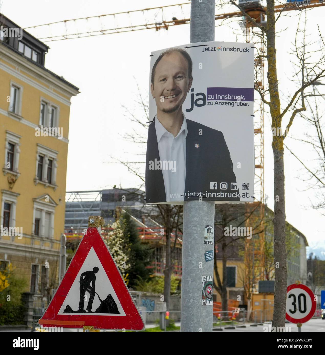 AUT - OESTERREICH, 26.03.2024: FEATURE POLITIK - WAHLPLAKATE ZUR BUERGERMEISTERWAHL IN DER TIROLER LANDESHAUPTSTADT INNSBRUCK *** AUT OESTERREICH, 2024 03 26 ZEIGEN POLITISCHE WAHLPLAKATE ZUR BÜRGERMEISTERWAHL IN DER TIROLER LANDESHAUPTSTADT INNSBRUCK Stockfoto