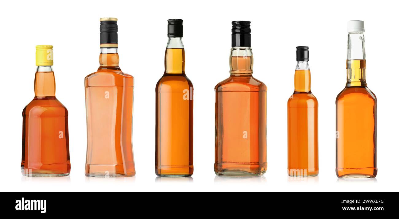 Viele Flaschen Whiskey isoliert auf weiß, Set Stockfoto