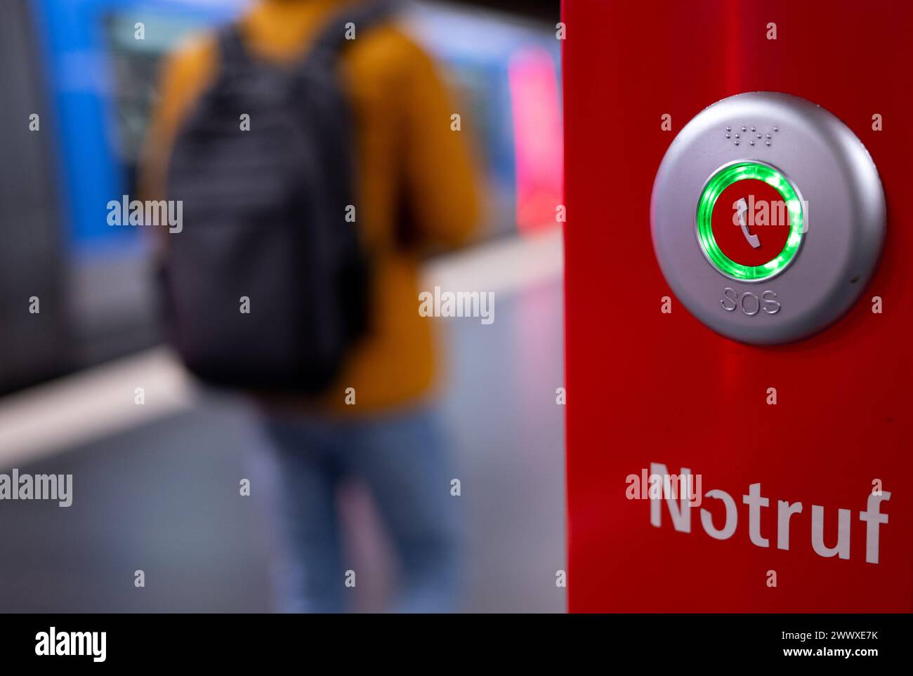 München, Deutschland. März 2024. Eine U-Bahn fährt in eine U-Bahn-Station im Stadtzentrum. Im Vordergrund ist eine Notrufsäule mit Notruf zu sehen. Quelle: Sven Hoppe/dpa/Alamy Live News Stockfoto