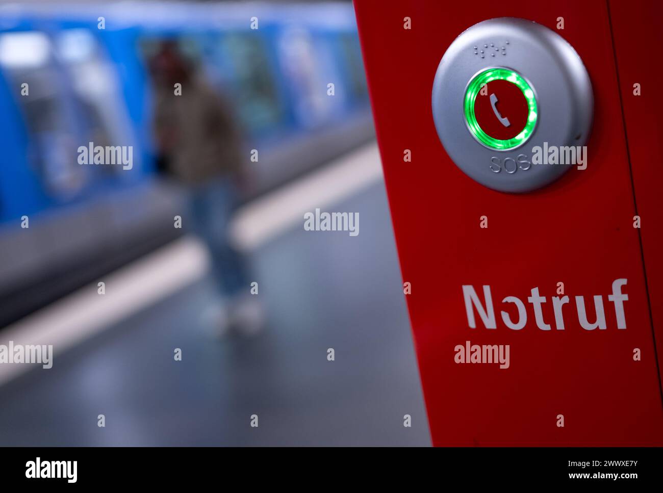 München, Deutschland. März 2024. Eine U-Bahn fährt in eine U-Bahn-Station im Stadtzentrum. Im Vordergrund ist eine Notrufsäule mit Notruf zu sehen. Quelle: Sven Hoppe/dpa/Alamy Live News Stockfoto