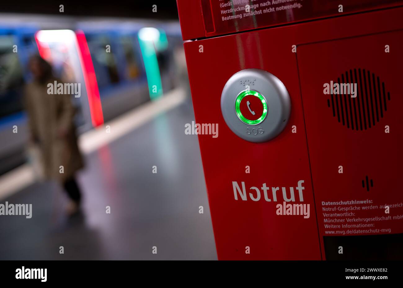 München, Deutschland. März 2024. Eine U-Bahn fährt in eine U-Bahn-Station im Stadtzentrum. Im Vordergrund ist eine Notrufsäule mit Notruf zu sehen. Quelle: Sven Hoppe/dpa/Alamy Live News Stockfoto
