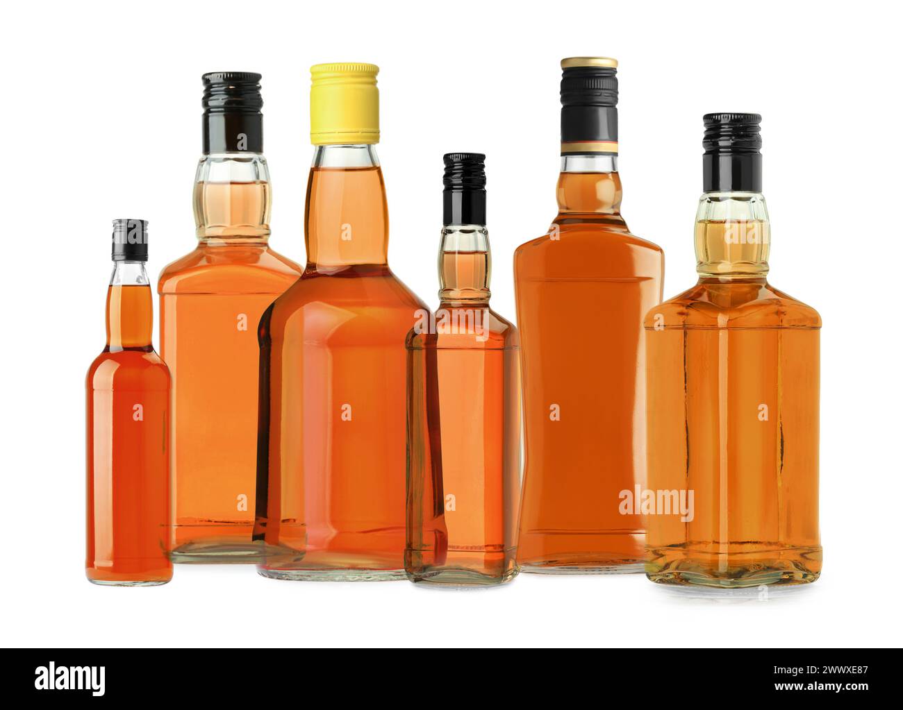 Viele Flaschen Whiskey isoliert auf weiß, Set Stockfoto
