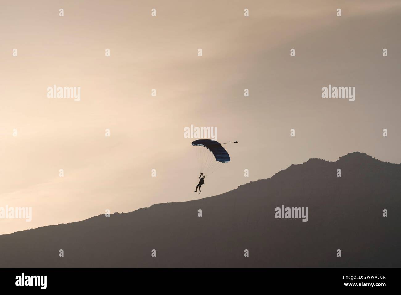 Film von Mission Impossible Dead Reckoning Teil 1. Tom Cruise mit dem Fallschirm hinunter zu den Hügeln des Lake District um Buttermere, Cumbria, Großbritannien. Stockfoto