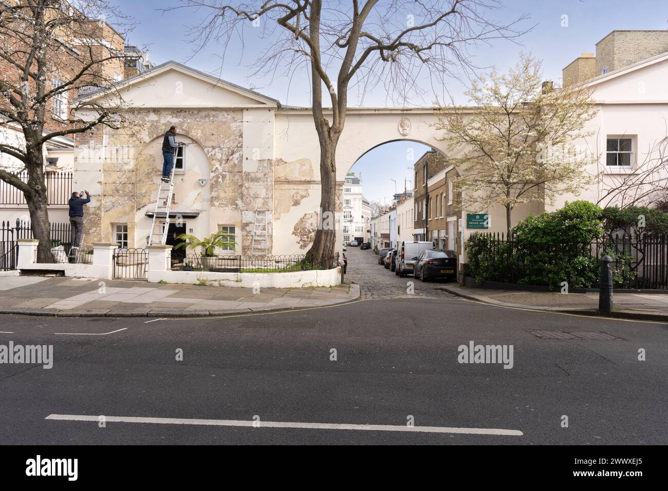 Eccleston Mews, Belgravia - Bauarbeiten werden durchgeführt, von einer Wohnstraße mit einem Bogengang aus gesehen Stockfoto