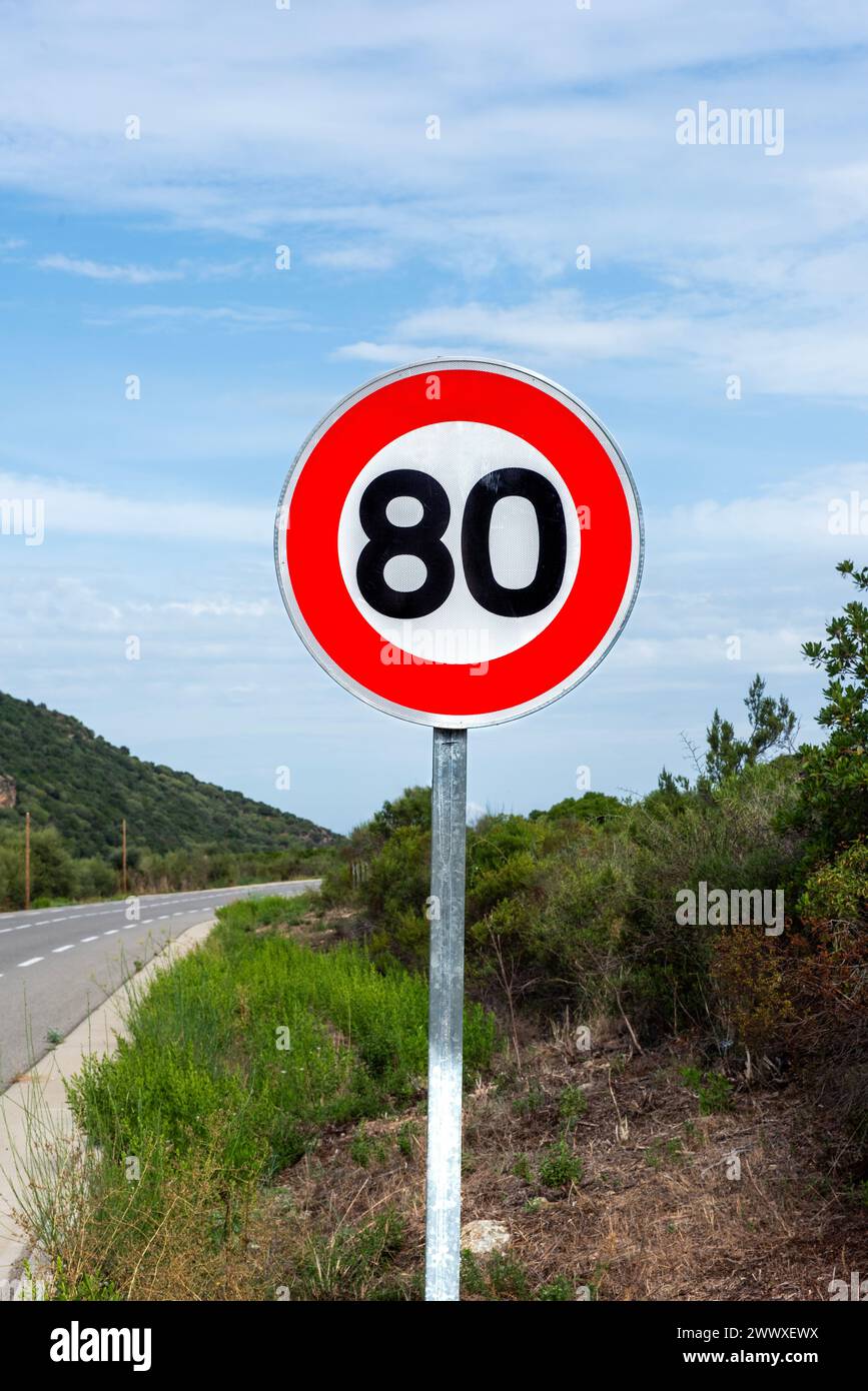 80 Geschwindigkeitsbegrenzungsschild an der Seite der French Country Road Stockfoto