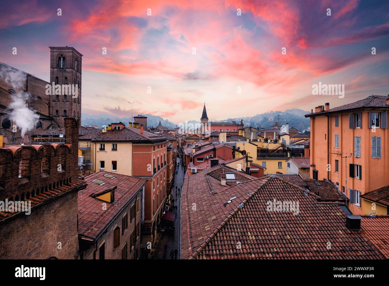 Bologna. Mittelalterliche Stadt in der Emilia Romagna in Italien Europa. Kunst und Kultur. Touristen aus der ganzen Welt für Piazza Maggiore, Via Indipendenza, die Stockfoto