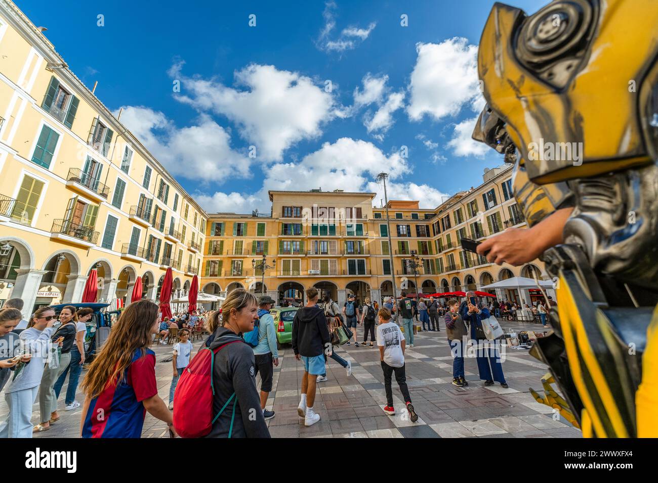 Palma de Mallorca, Spanien - Oktober 30 2023: Überfüllter schöner Platz in Palma de Mallorca, Spanien Stockfoto