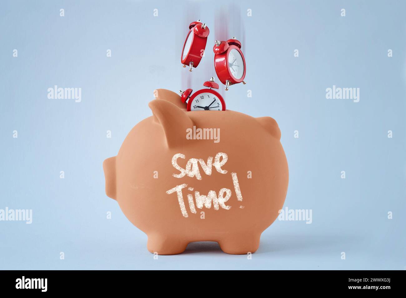 Schweinebank mit fallender Weckuhr - Konzept der Zeitersparnis Stockfoto