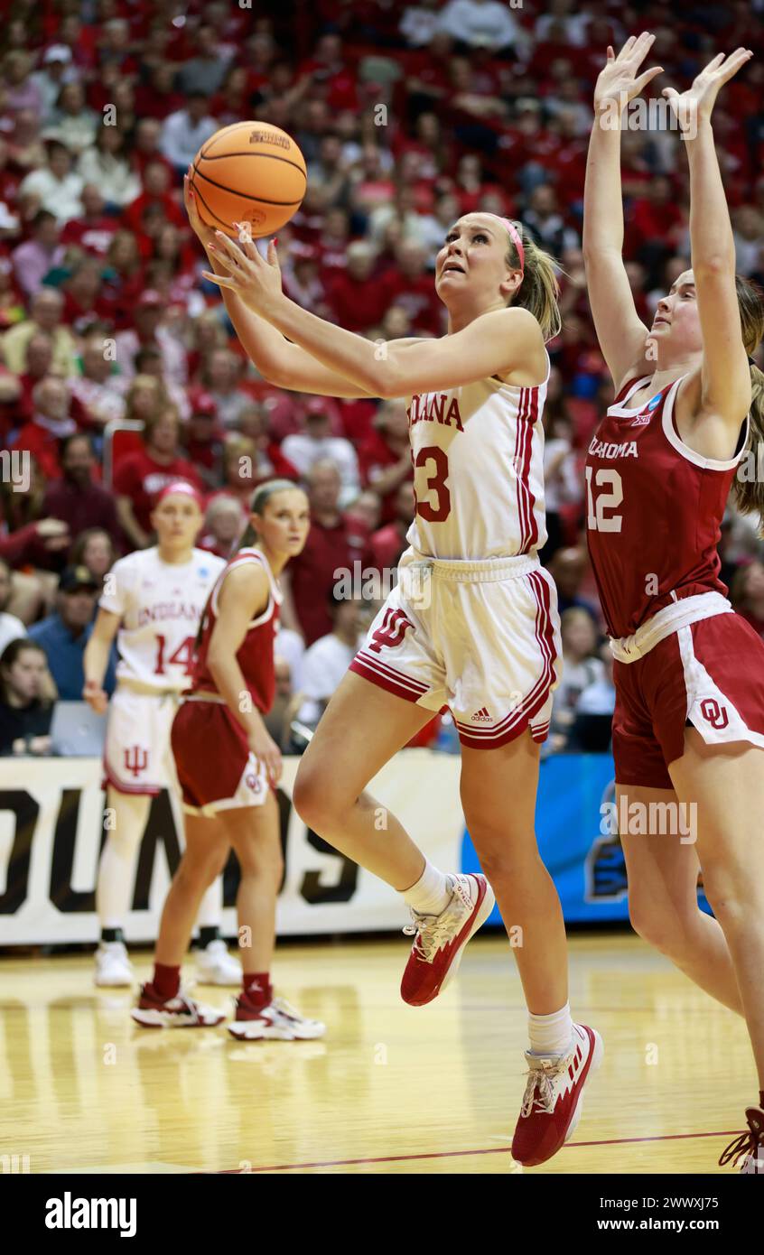 Die Indiana Hoosiers Guard Sydney Parrish (33) spielt gegen Payton Verhulst (12) der Oklahoma Sooners während des NCAA-Basketballturniers in der Simon Skjodt Assembly Hall. Die Hoosiers besiegten die Oklahoma University 75-68 und erreichten die Sweet 16. Stockfoto