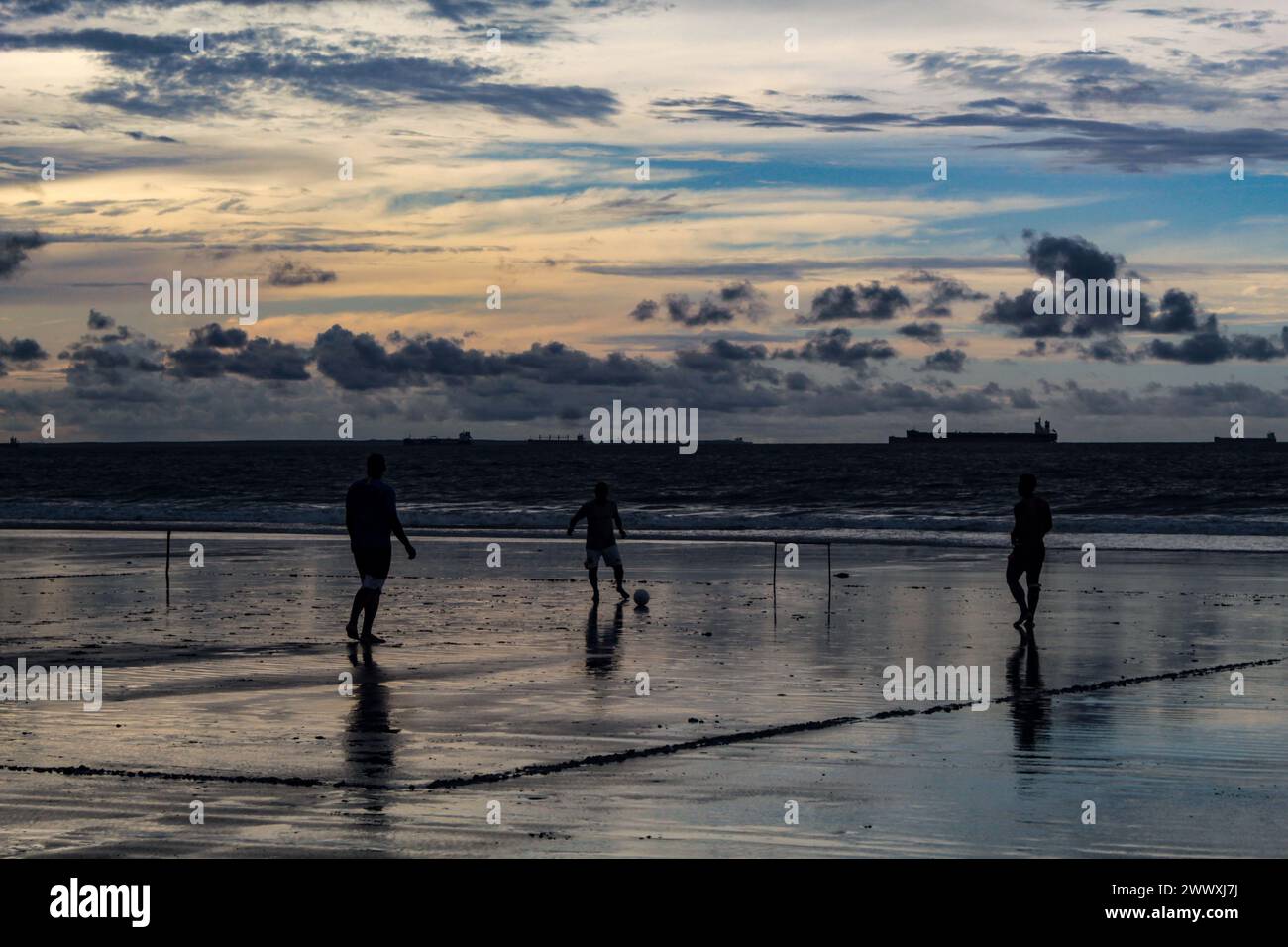 Sonnenuntergang am Strand von Olho D'agua in São Luís, Maranhão, Brasilien, Nordosten Brasiliens, mit einigen Silhouetten von Fußballspielern. Stockfoto