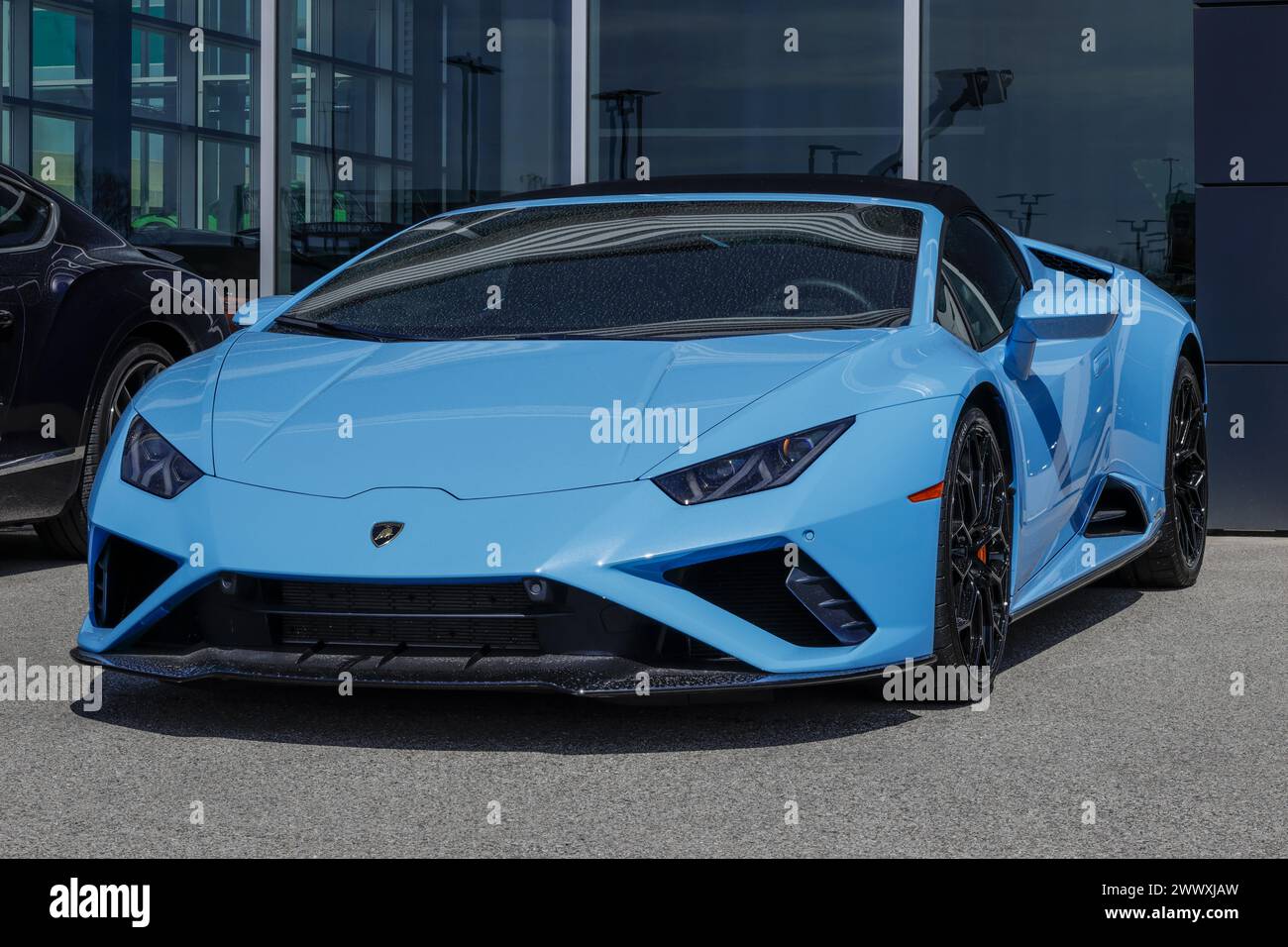 Indianapolis - 24. März 2024: Lamborghini Huracan EVO Base wird in einem Händlerbetrieb ausgestellt. Lamborghini bietet den Huracan EVO mit einem 5,2-l-V10-Motor an. MEIN:202 Stockfoto